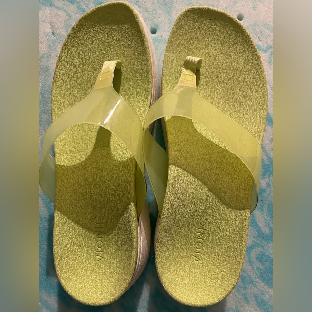 Vionic green flip-flop size 9